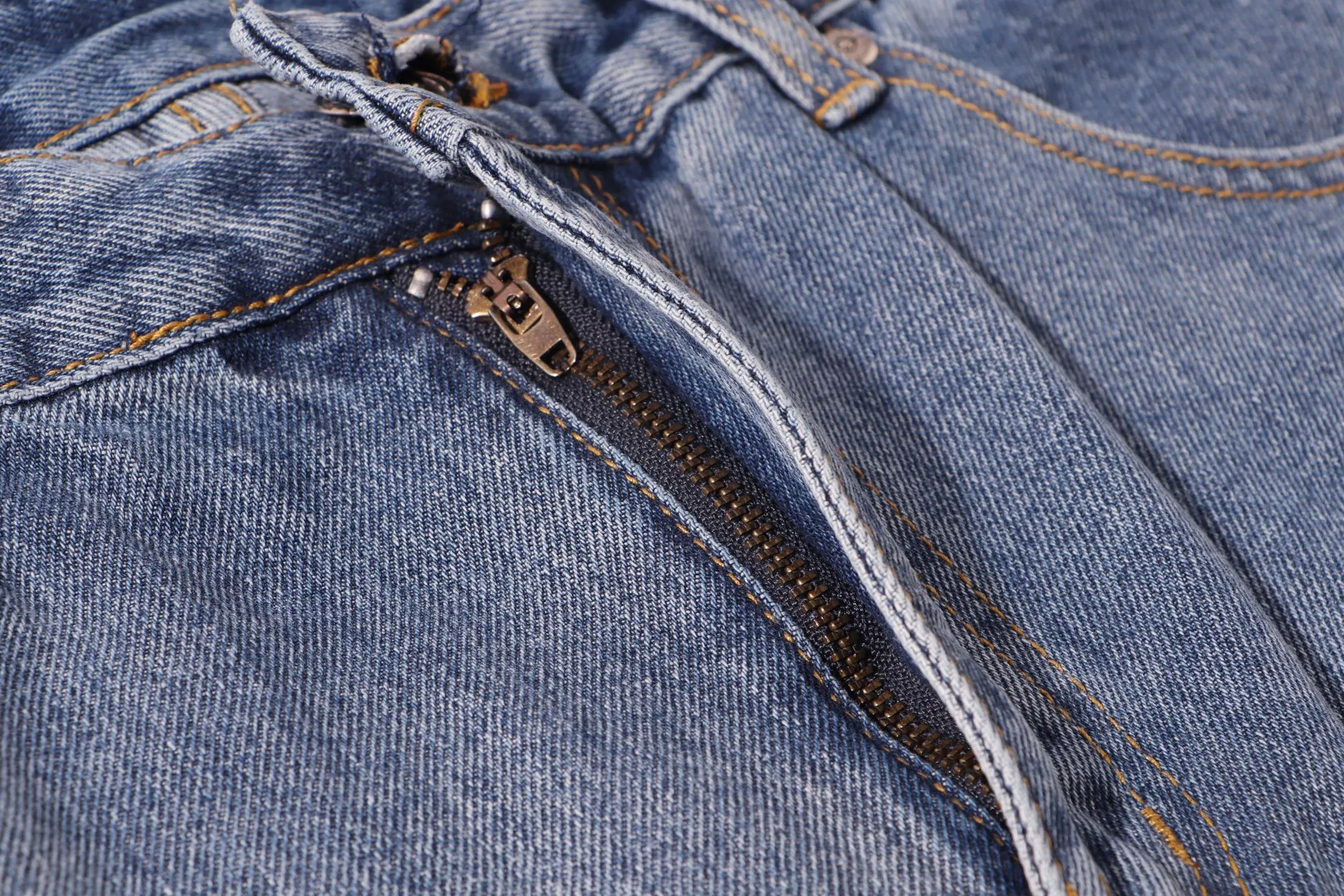 P260 Style number: H906 Croxin & 𝐂𝐡𝐫𝐨𝐦𝐞 𝐇𝐞𝐚𝐫𝐭 ss25 blue pants orange skin Sanskrit leather limited edition patchwork jeans. Styles with different washed textures are very friendly to people with thin legs. The slightly flared version perfectly modifies the leg shape. The timeless and moderate length makes it easy to match and match. It is the basis for various styles and is a must-have in your wardrobe! The fabric is stiff but also makes the upper body soft without losing texture. The washing process is even more perfect. It is a must-have item for everyone! ! ! Washed wheat, hang tag, pants label, three labels complete Color: blue Size: 28-30-32-34